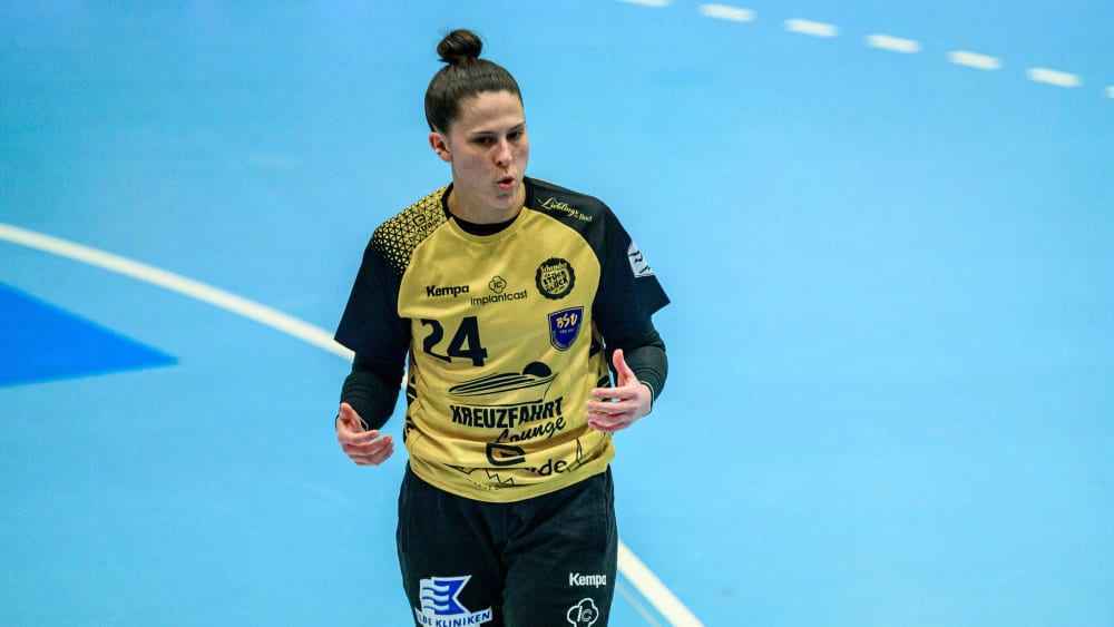 Buxtehuder sv extends contracts of goalkeepr sophie fasold and midfielder larissa kroepel