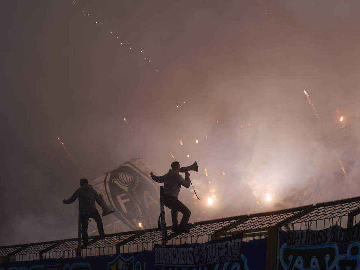 Fog halts 1860 munich-aue clash; fans spark pyro