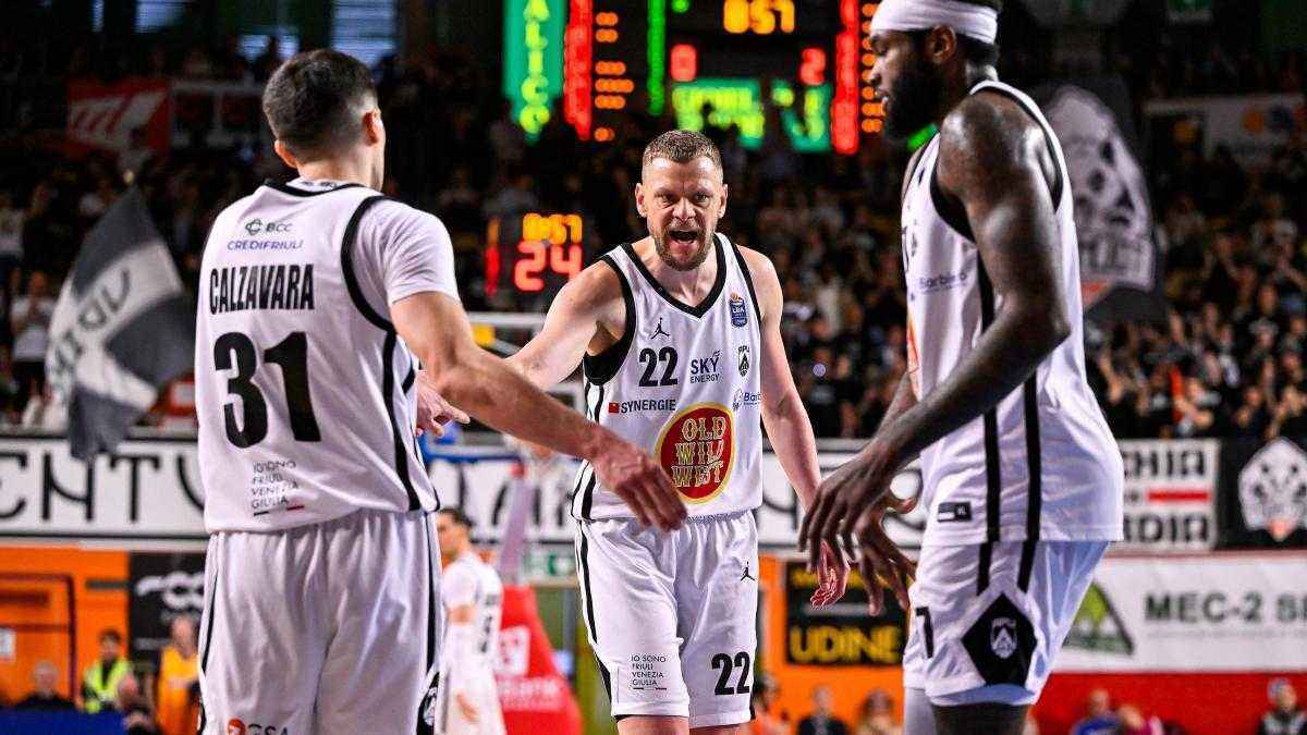 Italian basketball: reggio emilia stuns brescia, treviso survives in thrilling finish