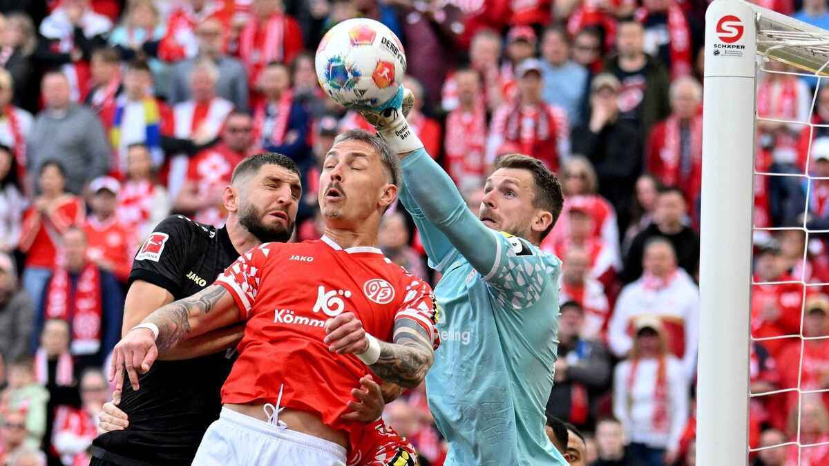 Mainz snatches late draw against stuttgart