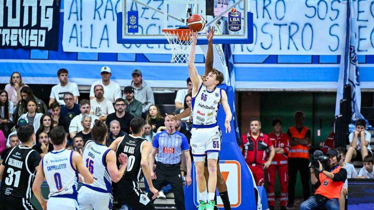 Reggio emilia stuns trento, playoff battle heats up