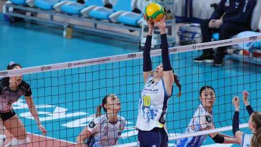 Savino del bene and milan advance to champions league quarterfinals